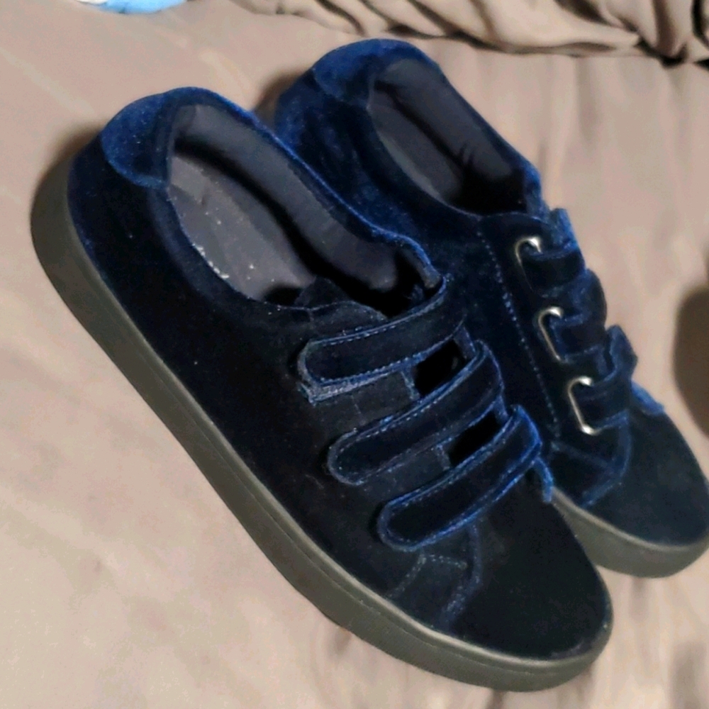 Easy street sport velvet sneakers